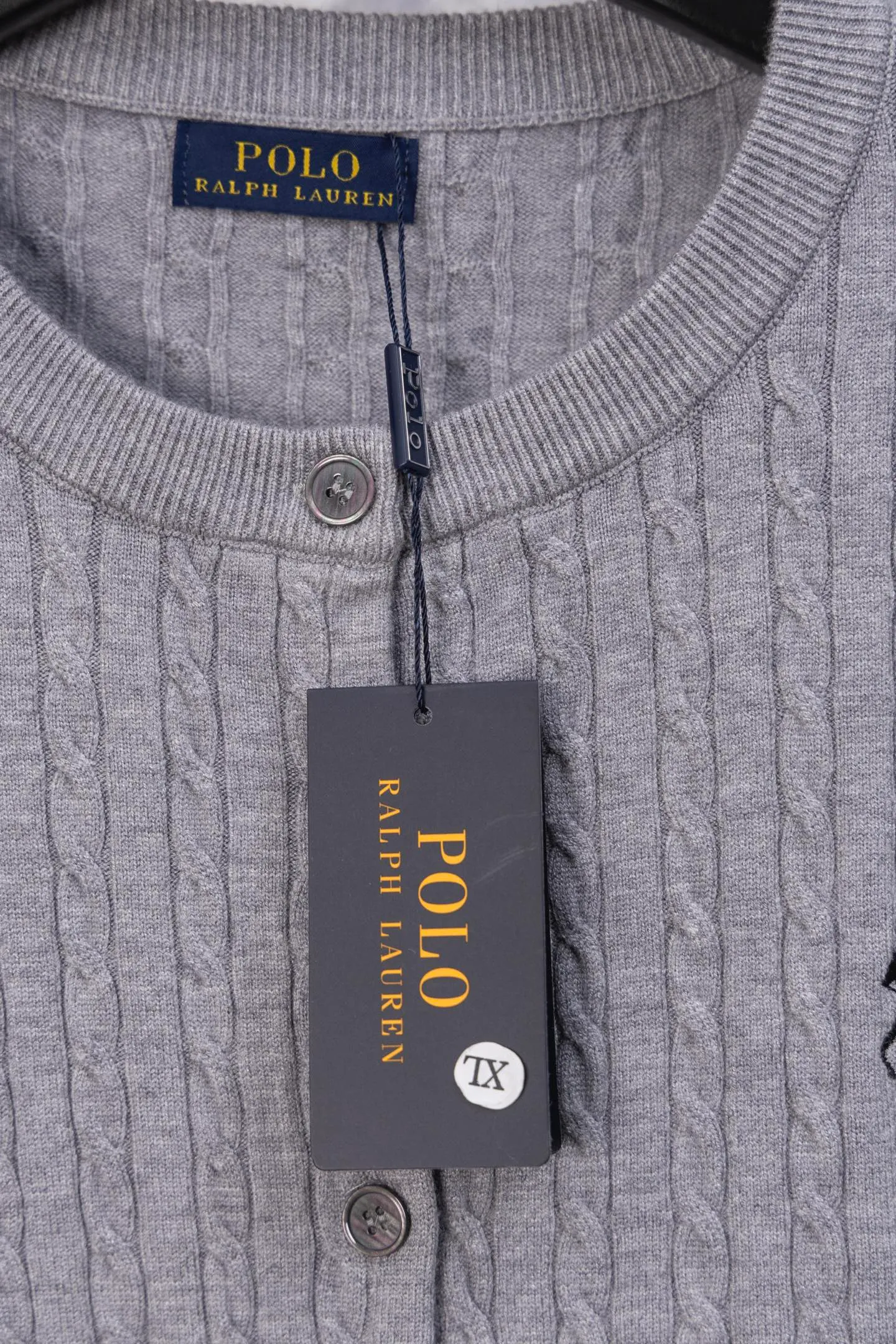 P170 Ralph Lauren Classic Round Neck Solid Color Pony Embroidered Logo Knitted Cardigan Long Sleeve Ralph Lauren Classic Basic Versatile Twist Knitted Cardigan Long Sleeve Main supply platform live broadcast Wholesale entity Replenish when out of stock Not removed from the shelves Quality 1:1 patterning Complete three standards Correct version of pony logo Imported quality cotton yarn Focus on high-end Cost-effective Good quality Needless to say Zhao Lusi's same style is really amazing, so sweet I'm so beautiful. This cardigan is really good-looking. It's simple and easy to wear. It's a must-have for goddess ootd. Good-looking clothes are never picky. A must-have in the wardrobe of goddesses. Size: S-XL. Color: black, apricot, gray, navy, red, white.